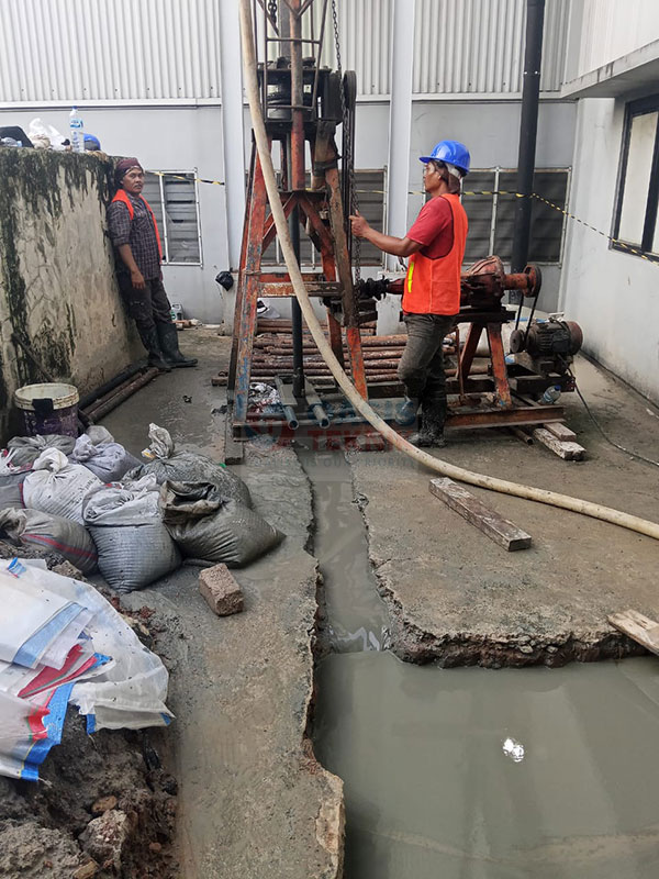 proses pengeboran sumur bor 150 m di PT Universal Luggage Indonesia