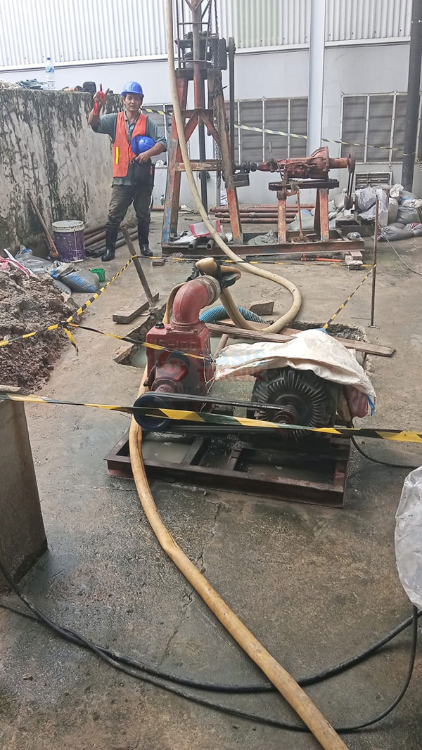 proses pengeboran sumur bor 150 m di PT Universal Luggage Indonesia