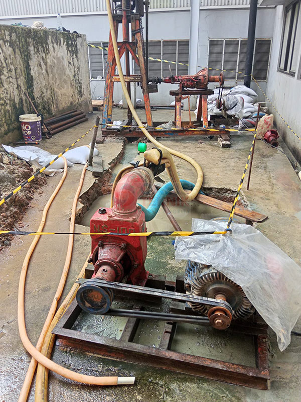 proses pengeboran sumur bor 150 m di PT Universal Luggage Indonesia