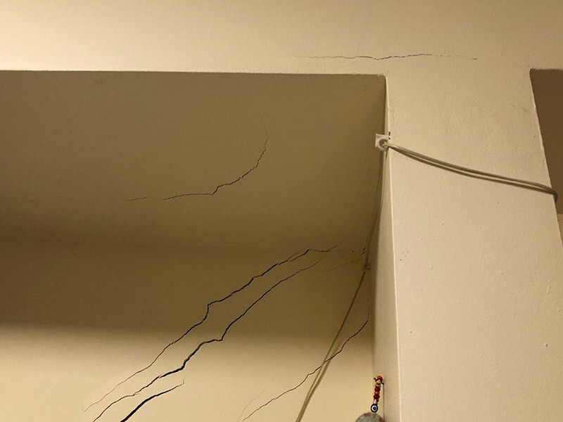 Retak bangunan akibat penurunan tanah karena tidak dilakukan Soil Investigation Report