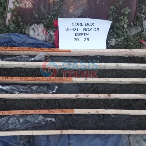 Teknisi melaksanakan Standard Penetration Test SPT di lokasi proyek PT Pandan Wangi Sae