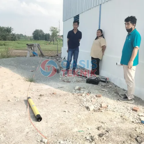 Teknisi mengoperasikan alat geolistrik untuk mengukur resistivitas tanah di lokasi PT Tiga Muara Emas Makmur