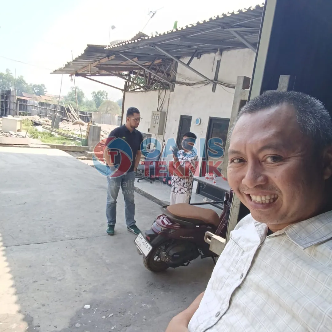 Tim PT Delta Orion Konsultan mendampingi survey dinas ke lokasi pabrik PT Singgasana Istana Logam untuk verifikasi lapangan UKL-UPL