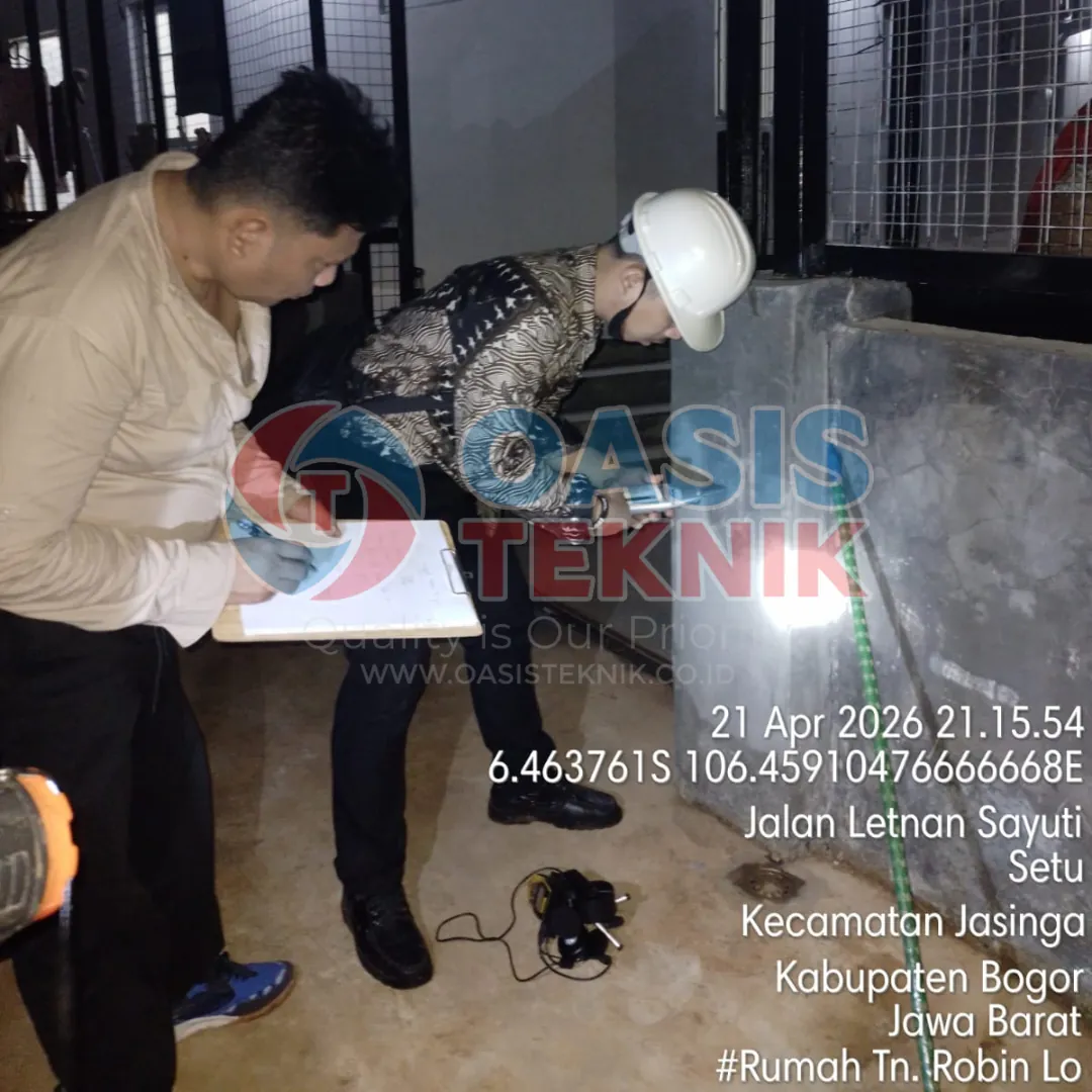Tim PT Delta Orion Konsultan melakukan survey lokasi bangunan rumah tinggal Robin Lo untuk pengurusan Sertifikat Laik Fungsi SLF